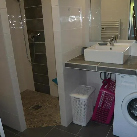 Meuble De Tourisme A L'entree De Royan * Medis