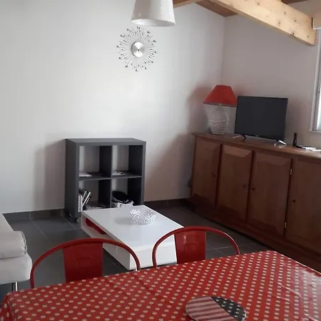 Meuble De Tourisme A L'entree De Royan