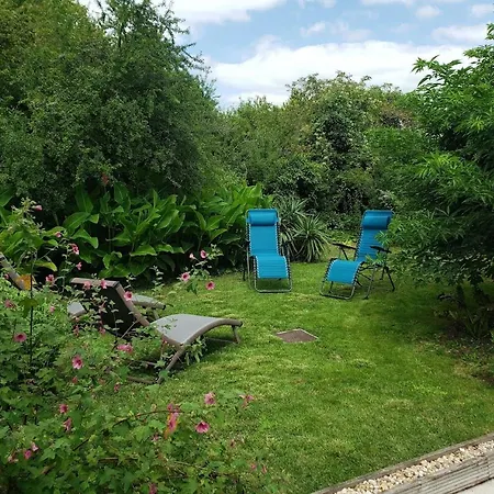 Meuble De Tourisme A L'entree De Royan *